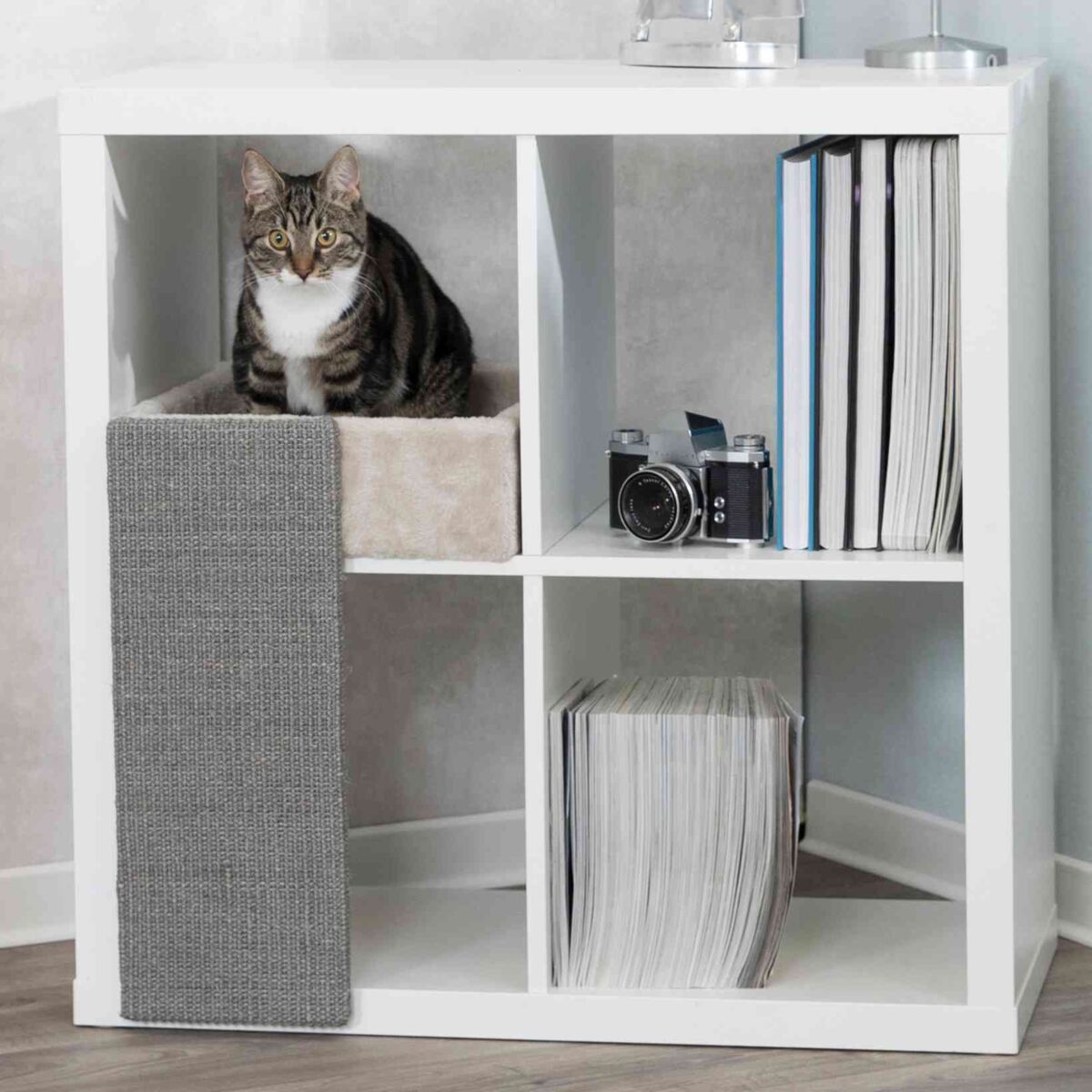 Trixie Katzenbett für Regale mit Kratzbrett 33 × 48 × 37 cm