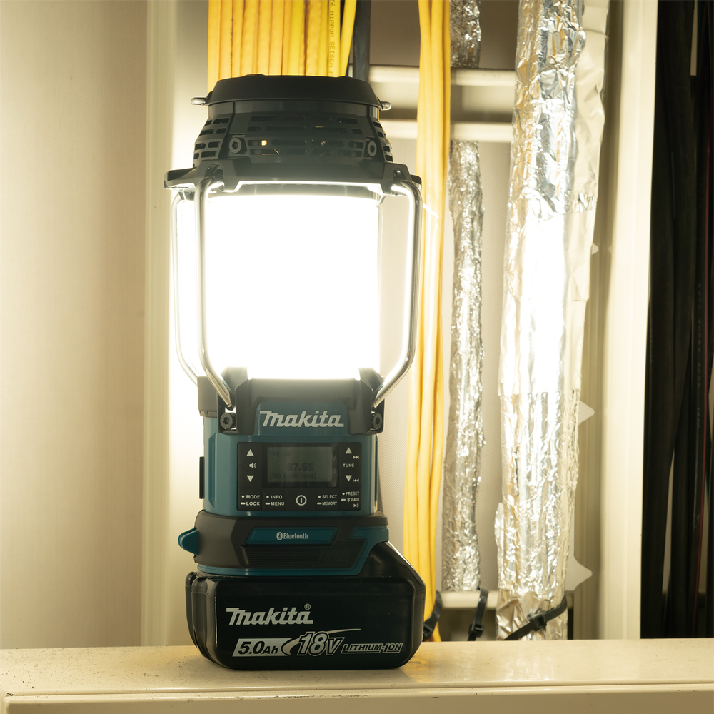 Makita Akku-Radio mit Laterne DMR056, ohne Akku und Ladegerät Makita Akku-Radio mit Laterne DMR056, ohne Akku und Ladegerät